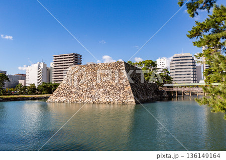史跡高松城跡玉藻公園　天守台跡　香川県高松市 136149164