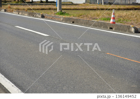 黄色実線と白色破線の境目センターライン 136149452