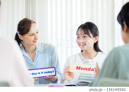教育 英会話教室でレッスンを受ける子供とネイティブ講師 教育 英会話教室でレッスンを受ける子供とネイティブ講師 136149502