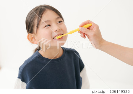 仕上げ磨きをしてもらう女の子 仕上げ磨きをしてもらう女の子 136149526