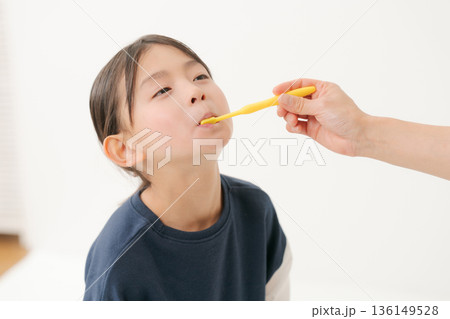 仕上げ磨きをしてもらう女の子 136149528