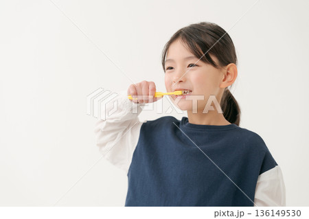 歯ブラシをする女の子 歯ブラシをする女の子 136149530