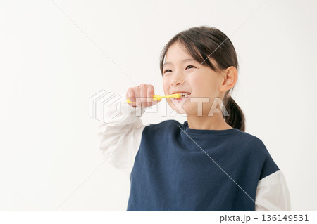 歯ブラシをする女の子 歯ブラシをする女の子 136149531