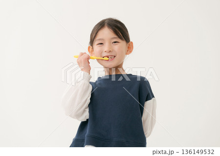 歯ブラシをする女の子 歯ブラシをする女の子 136149532