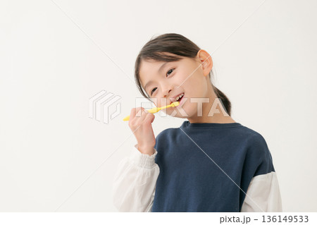 歯ブラシをする女の子 歯ブラシをする女の子 136149533