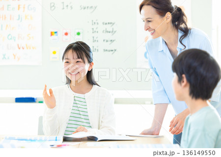 教育 英会話教室でレッスンを受ける子供とネイティブ講師 教育 英会話教室でレッスンを受ける子供とネイティブ講師 136149550