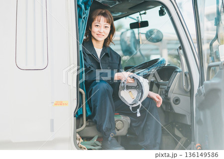 truck driver 136149586