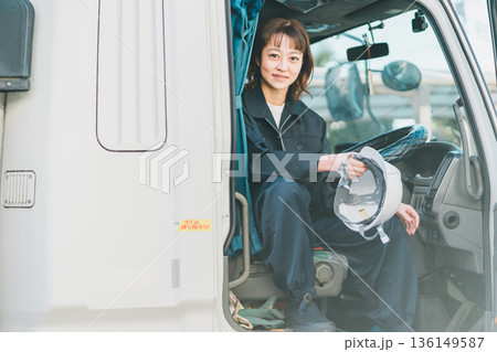 truck driver 136149587