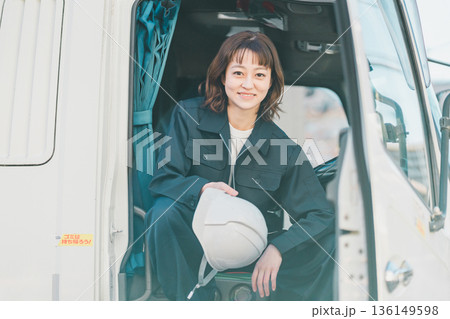 truck driver 136149598