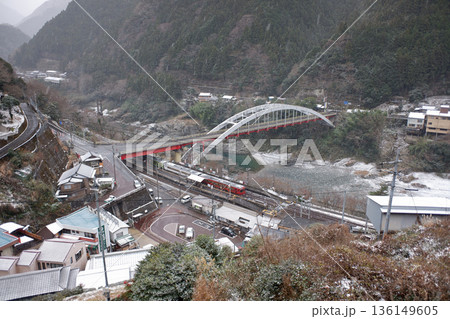 徳島県 雪が舞う大歩危 徳島県 雪が舞う大歩危 136149605