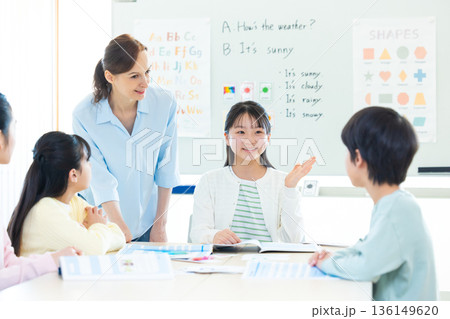教育　英会話教室でレッスンを受ける子供とネイティブ講師 136149620