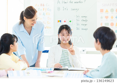 教育　英会話教室でレッスンを受ける子供とネイティブ講師 136149623