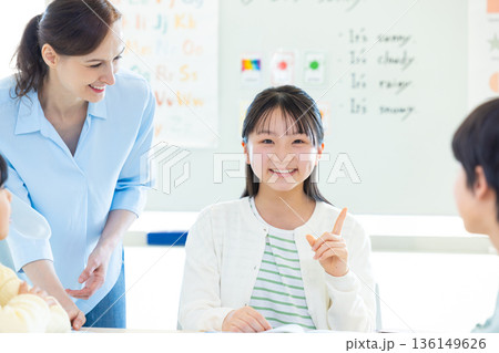 教育 英会話教室でレッスンを受ける子供とネイティブ講師 教育 英会話教室でレッスンを受ける子供とネイティブ講師 136149626