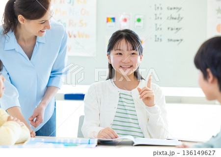 教育　英会話教室でレッスンを受ける子供とネイティブ講師 136149627