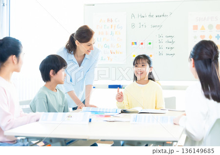 教育 英会話教室でレッスンを受ける子供とネイティブ講師 教育 英会話教室でレッスンを受ける子供とネイティブ講師 136149685
