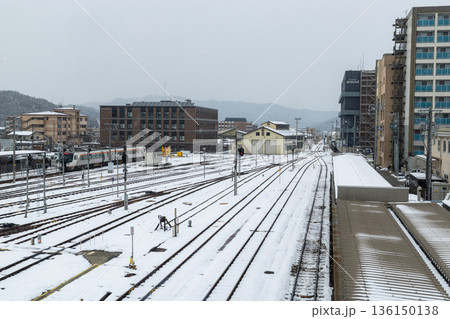 JR高山駅から見る雪の被った線路 JR高山駅から見る雪の被った線路 136150138