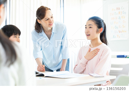 教育 英会話教室でレッスンを受ける子供とネイティブ講師 教育 英会話教室でレッスンを受ける子供とネイティブ講師 136150203