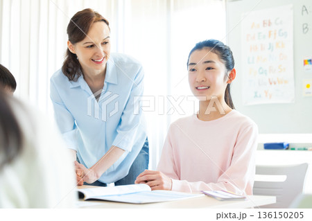 教育　英会話教室でレッスンを受ける子供とネイティブ講師 136150205