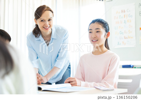 教育　英会話教室でレッスンを受ける子供とネイティブ講師 136150206