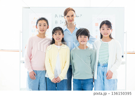 教育 英会話教室でレッスンを受ける子供とネイティブ講師のポートレート 教育 英会話教室でレッスンを受ける子供とネイティブ講師のポートレート 136150395