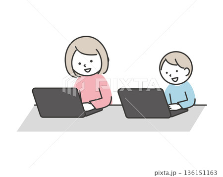 パソコン操作を学ぶ親子　パソコン教室で勉強する多世代の日本人イラスト 136151163