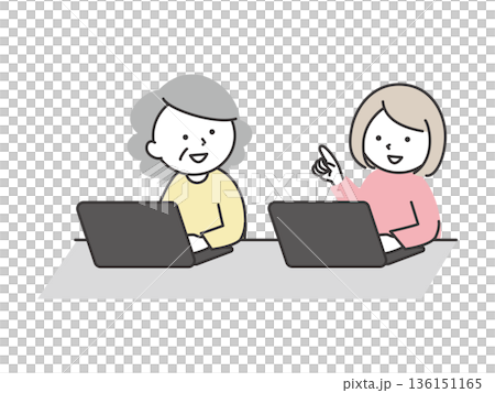 老年女性和年輕女性正在學習如何使用電腦。描繪了不同年齡層的日本人一起上電腦課的場景。 136151165