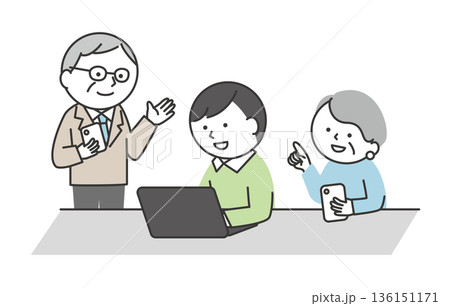 多世代でスマホやパソコンを使って学びあうイメージ　デジタルデバイス学習をする日本人のシニアと若者 136151171