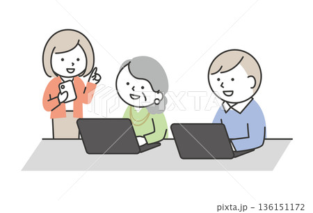 多世代でスマホやパソコンを使って学びあうイメージ　デジタルデバイス学習をする日本人のシニアと若者 136151172