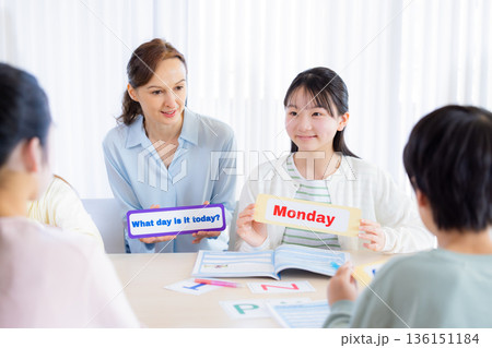教育　英会話教室でレッスンを受ける子供とネイティブ講師 136151184