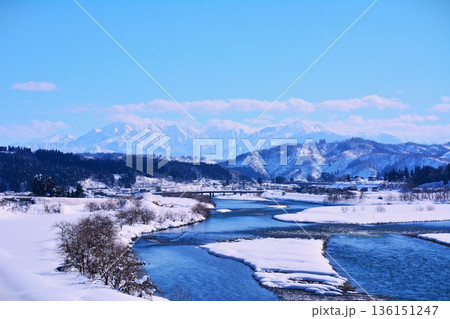 信濃川・越後三山冬景色 136151247
