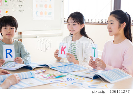教育　英会話教室でレッスンを受ける子供とネイティブ講師 136151277