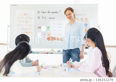 教育　英会話教室でレッスンを受ける子供とネイティブ講師 136151279