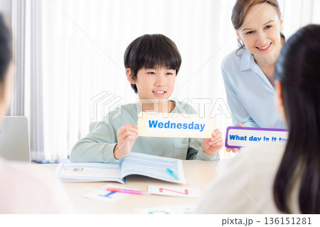 教育　英会話教室でレッスンを受ける子供とネイティブ講師 136151281