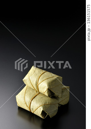 柿の葉寿司を黒背景で撮影 柿の葉寿司を黒背景で撮影 136151575