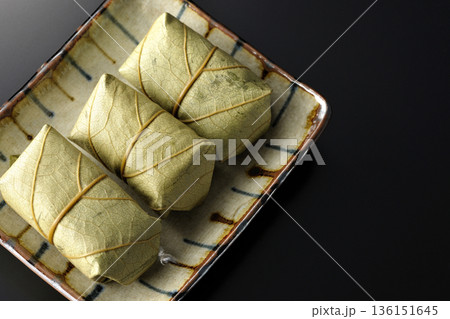 柿の葉寿司を黒背景で撮影 柿の葉寿司を黒背景で撮影 136151645