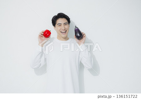 野菜を持つ男性 野菜を持つ男性 136151722