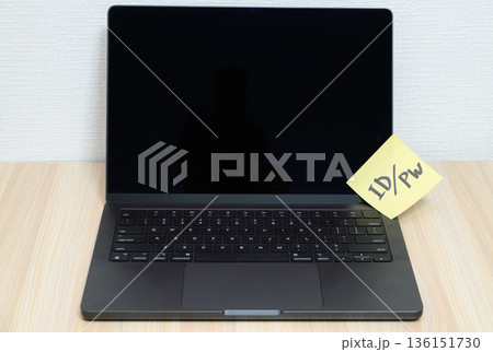 ノートパソコンの画面に貼られたIDとパスワードの付箋 136151730