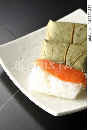 鮭のかきのは寿司を黒背景で撮影 136151833