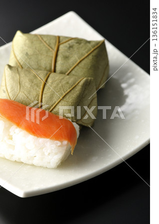 鮭のかきのは寿司を黒背景で撮影 136151834