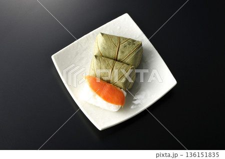 鮭のかきのは寿司を黒背景で撮影 136151835