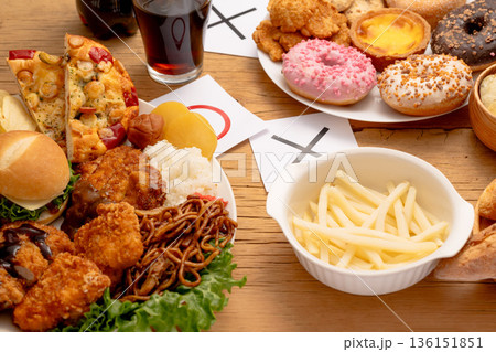 脂質が多い揚げ物中心の食事イメージ　丸バツ 136151851