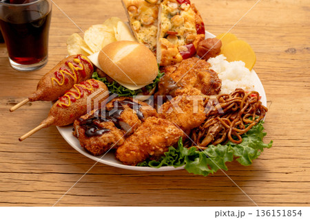 脂質が多い揚げ物中心の食事イメージ 136151854