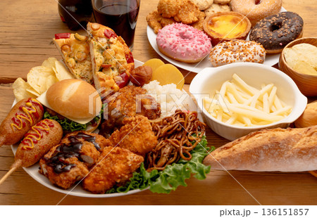 脂質が多い揚げ物中心の食事イメージ 脂質が多い揚げ物中心の食事イメージ 136151857