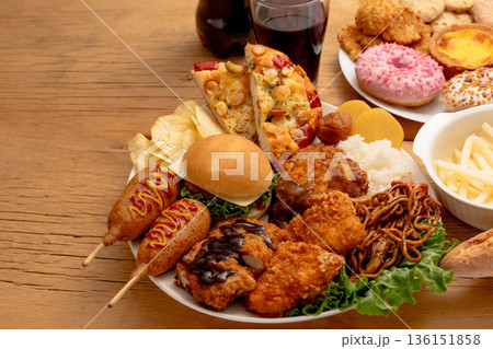 脂質が多い揚げ物中心の食事イメージ 脂質が多い揚げ物中心の食事イメージ 136151858