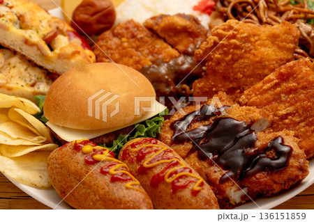 脂質が多い揚げ物中心の食事イメージ 136151859