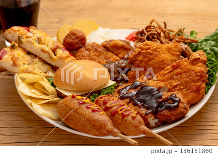 脂質が多い揚げ物中心の食事イメージ 136151860