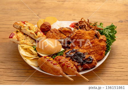 脂質が多い揚げ物中心の食事イメージ 136151861