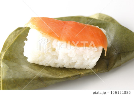 鮭のかきのは寿司を白背景で撮影 136151886