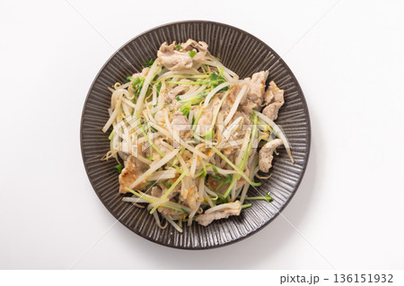 豚肉　もやし　豆苗　塩炒め 136151932