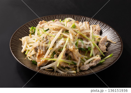 豚肉 もやし 豆苗 塩炒め 豚肉 もやし 豆苗 塩炒め 136151936